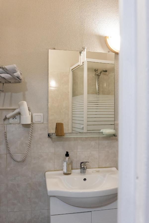 Hotel De La Gare Latresne Zewnętrze zdjęcie
