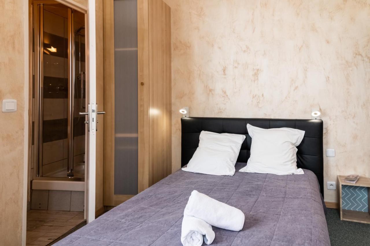 Hotel De La Gare Latresne Zewnętrze zdjęcie